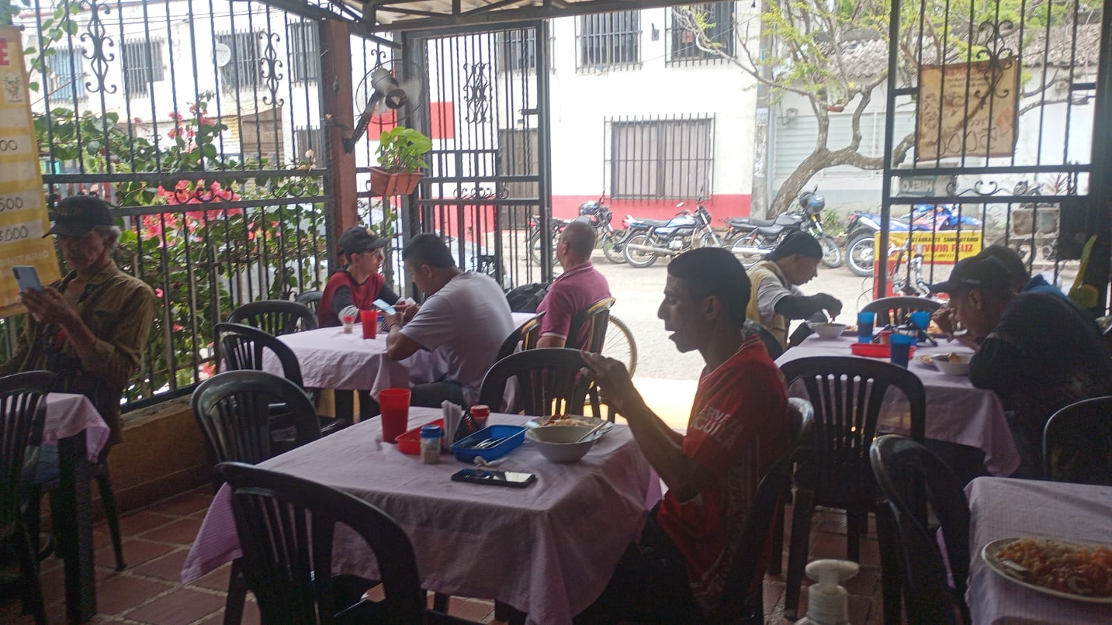 Personas compartiendo sus almuerzos en el comedor comunitario