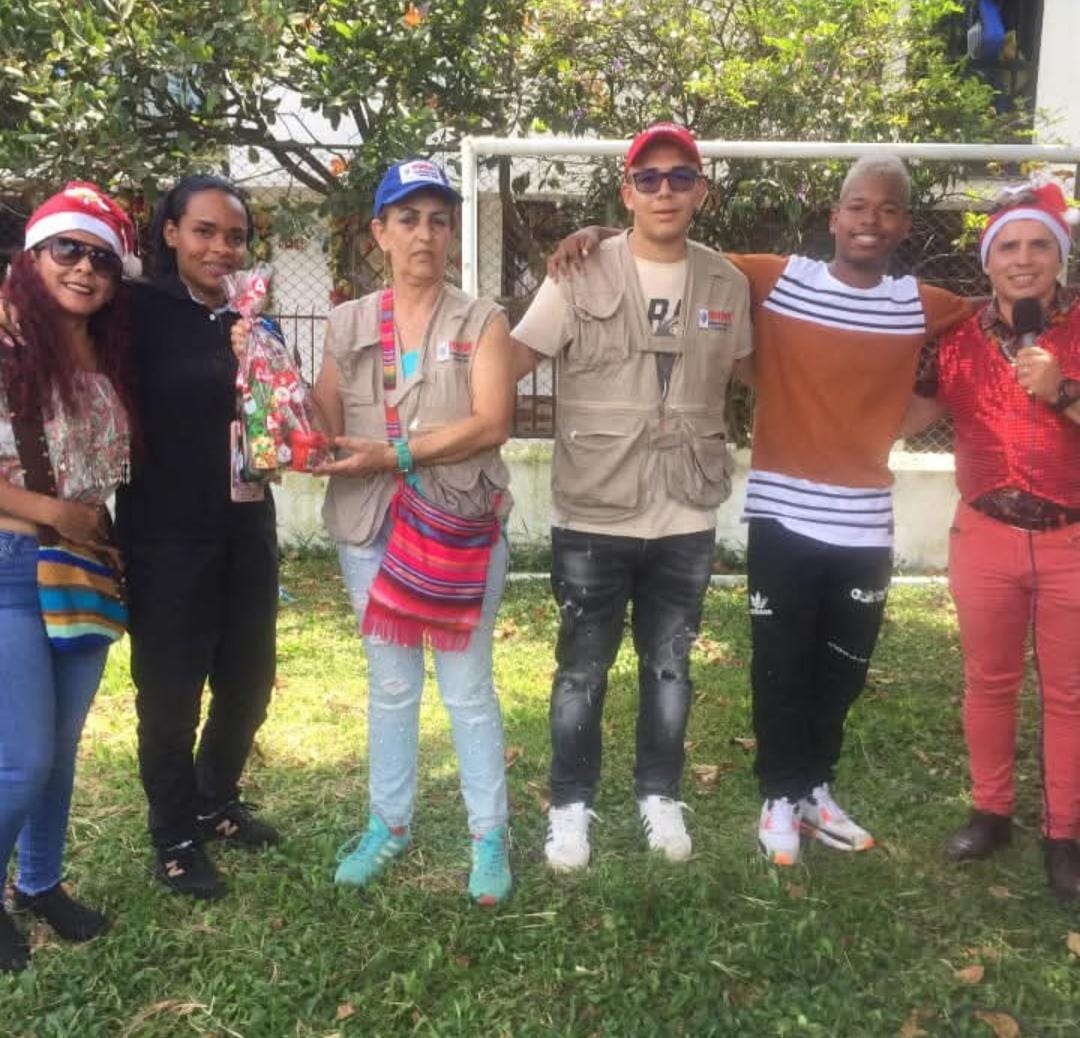Integrantes de la comunidad reunidos en una celebración