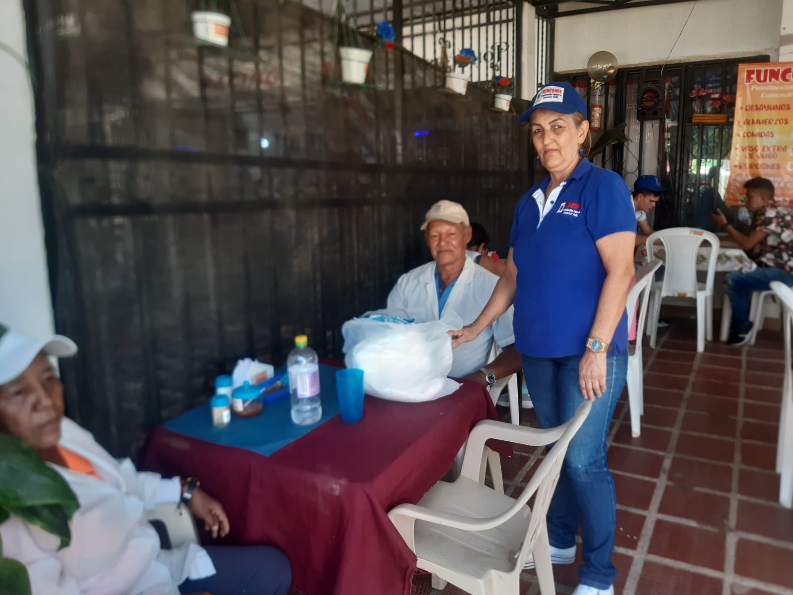 Apoyo a personas mayores en el comedor comunitario