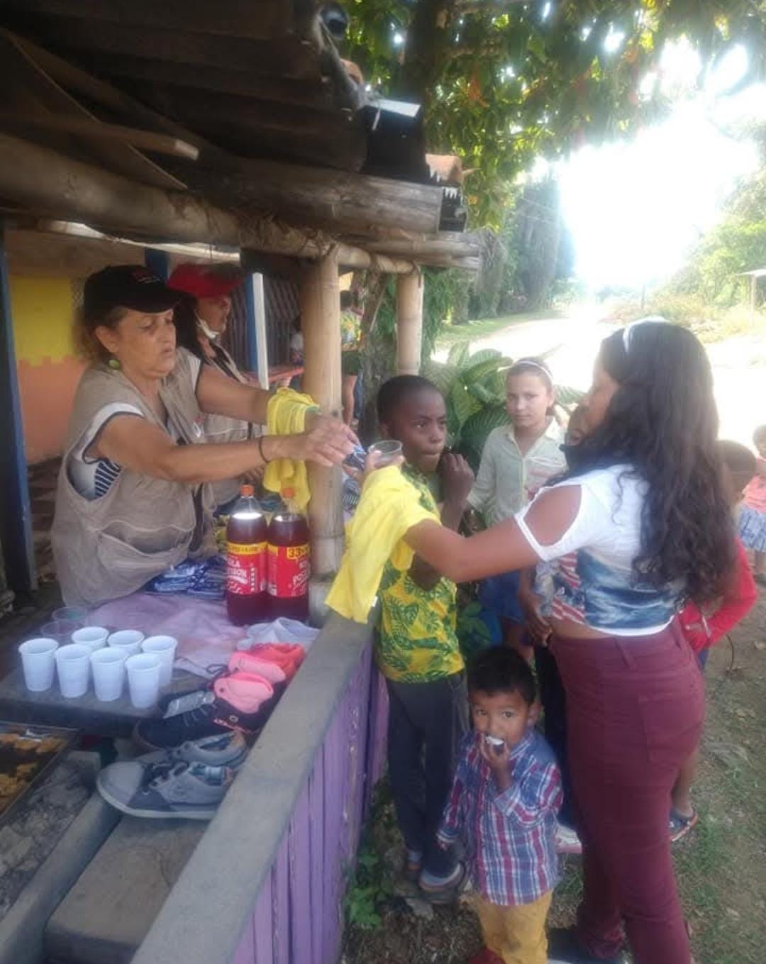 Entrega de alimentos a la comunidad